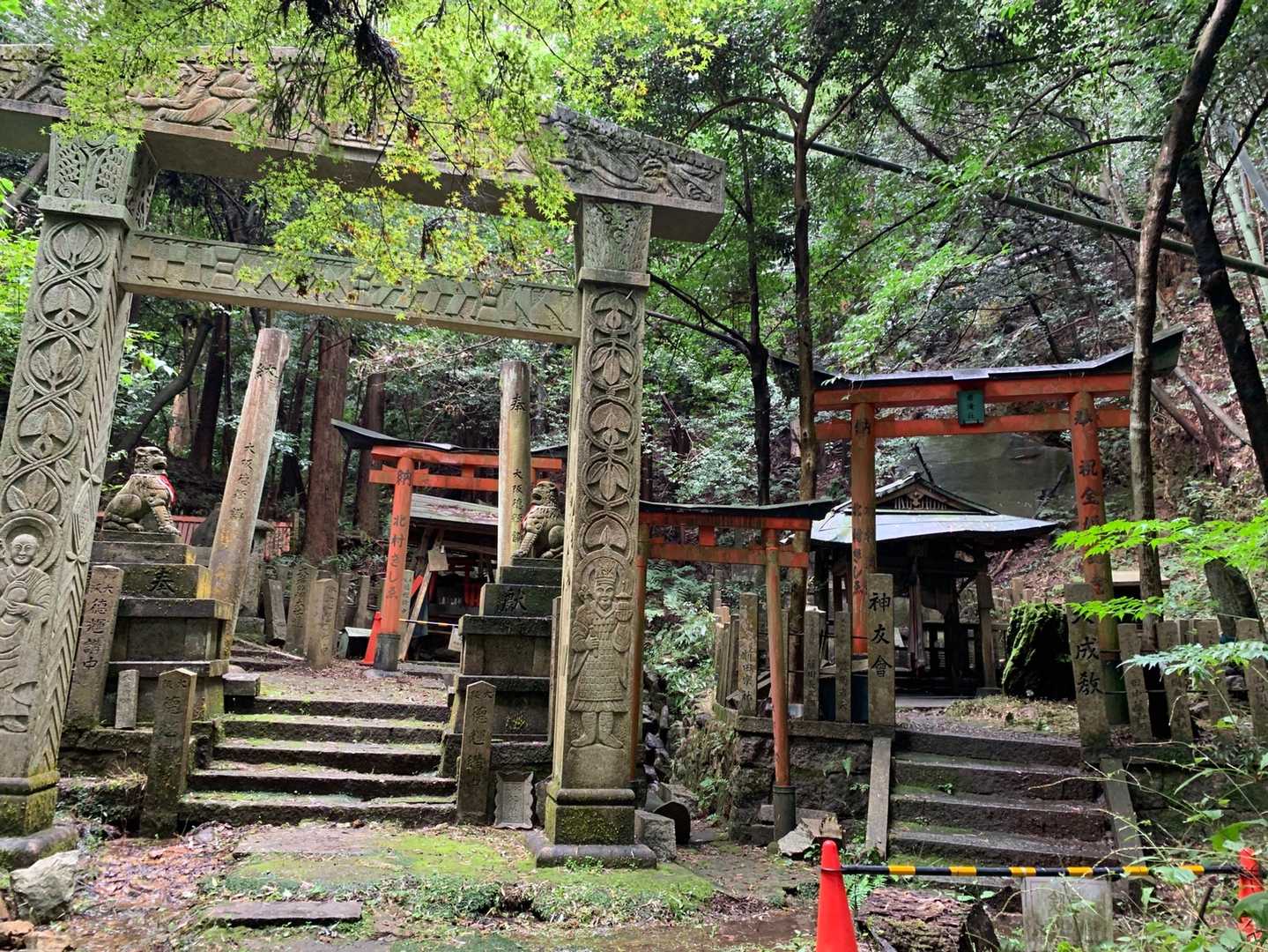 古い鳥居