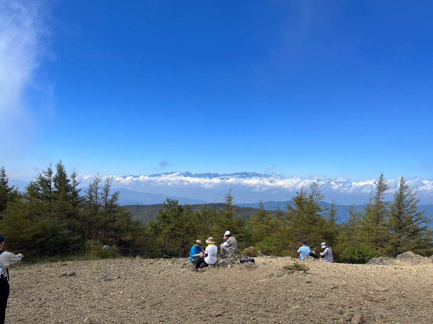 入笠山の山頂から見えた晴れ間と遠くの山並み
