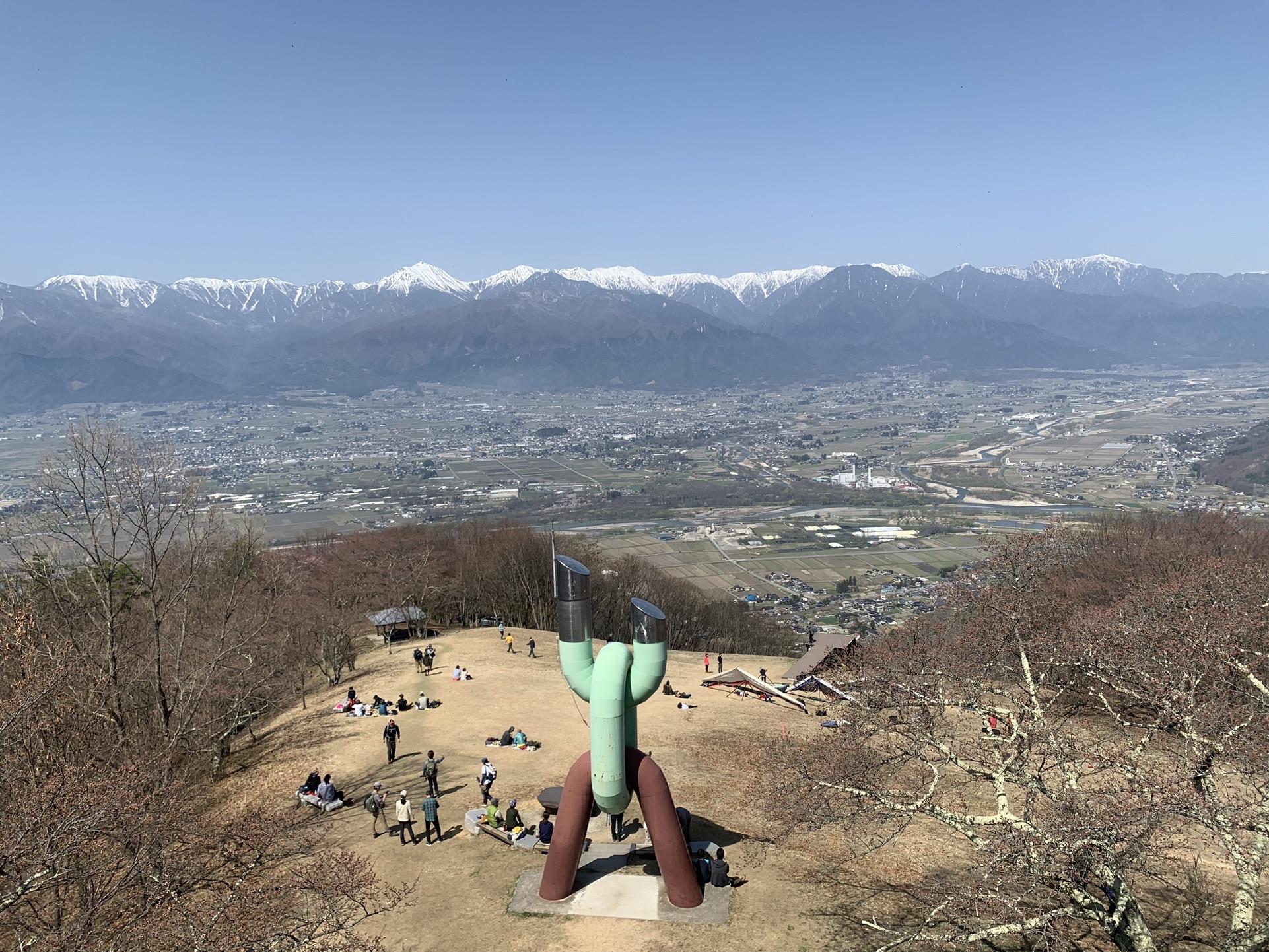 長峰山展望台から見下ろした山頂広場と安曇野