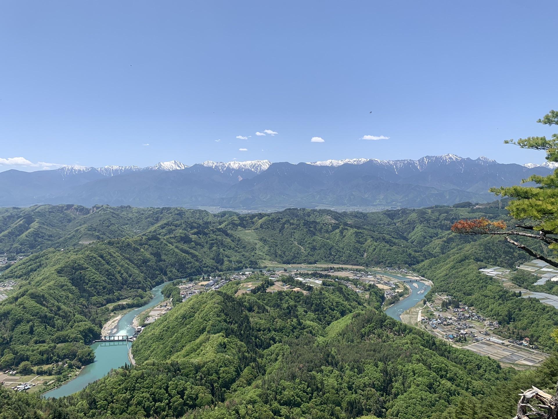 京ヶ倉から見下ろす蛇行する犀川と集落