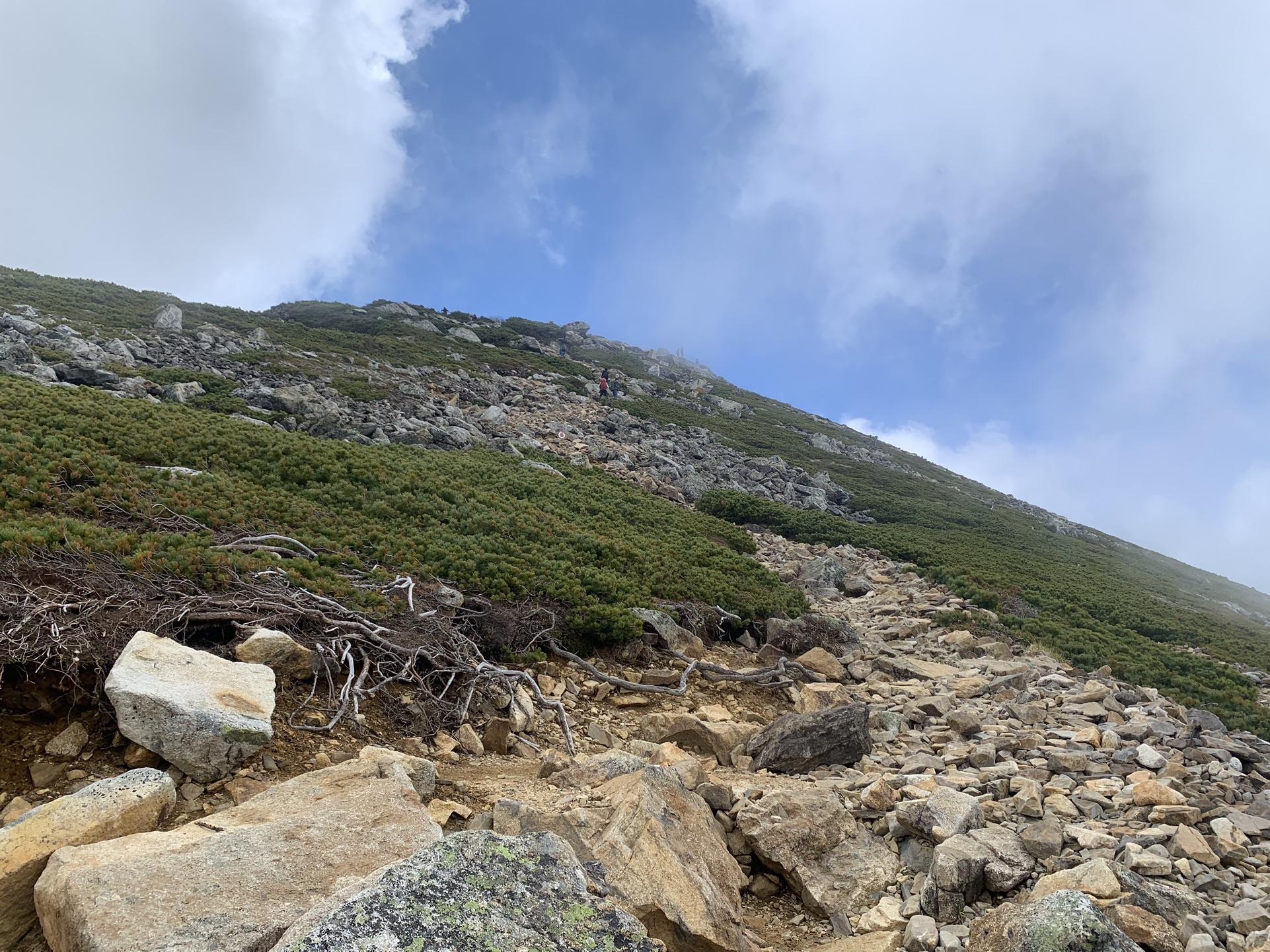 常念岳の山頂付近で雲が開けた瞬間