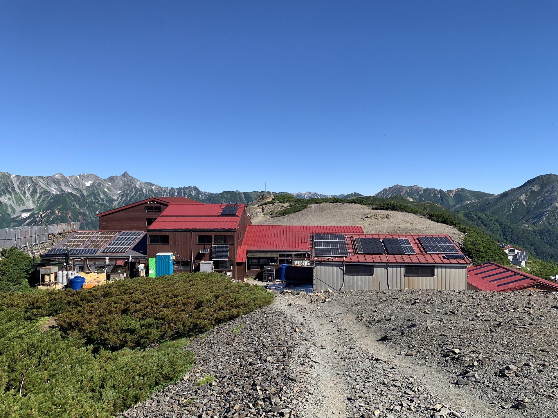 稜線に建つ蝶ヶ岳ヒュッテ