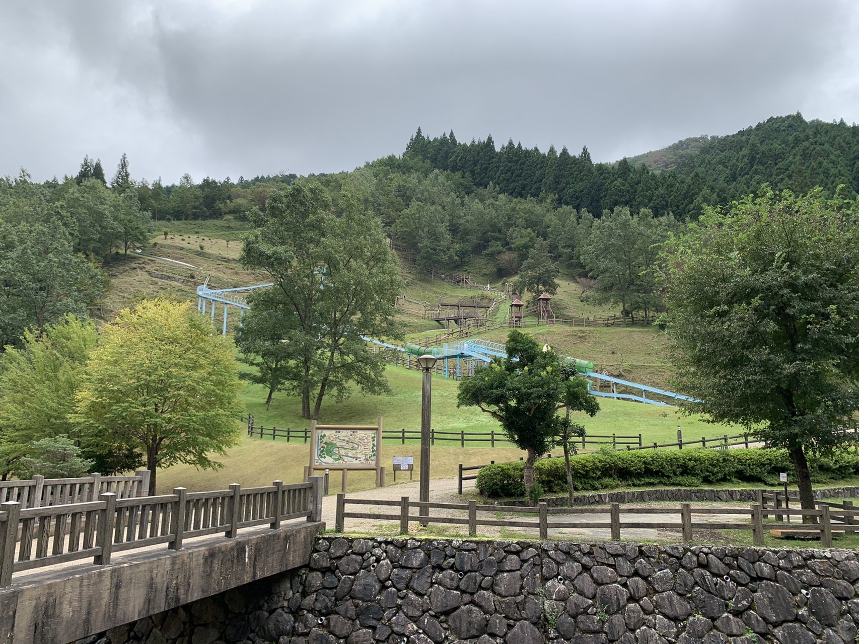 みつえ青少年旅行村のキャンプ場とプール、奥に三峰山の稜線