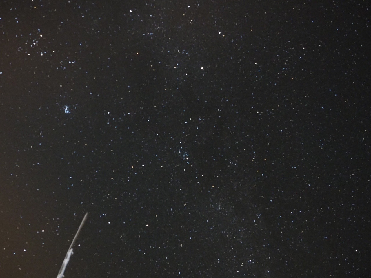 真っ暗な空に細かい星が無数に散らばっている。下のほうに雪面がうっすら写る