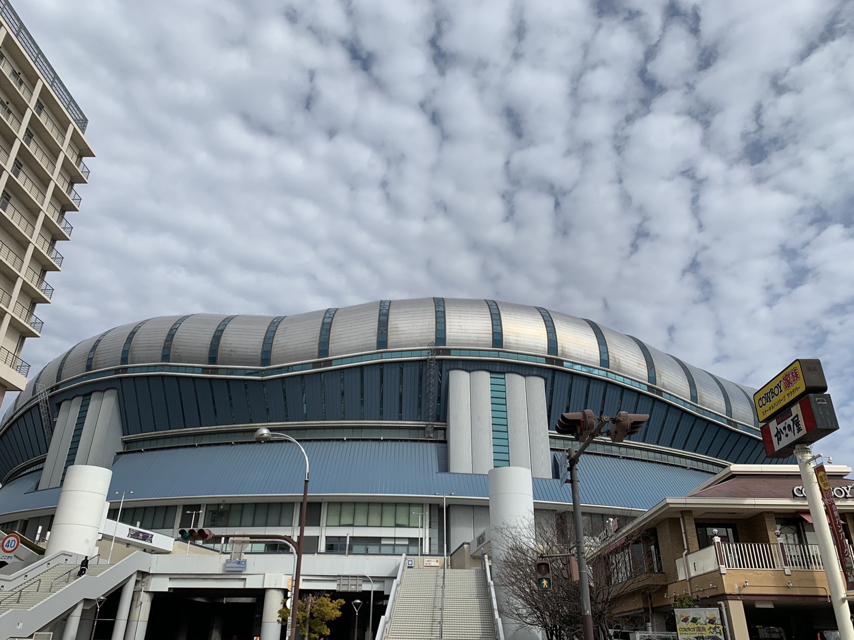 京セラドーム大阪の外観。銀色の丸い屋根が空に向かって膨らんでいる