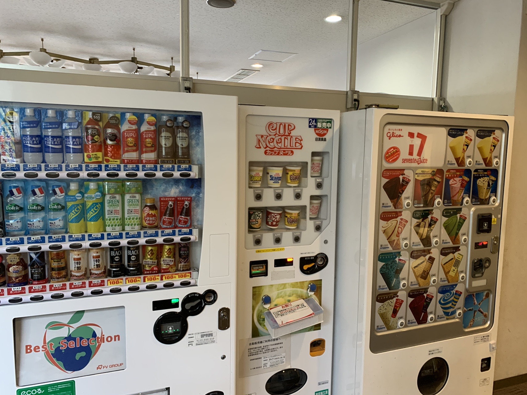 施設の中にある自動販売機。奥の食堂スペースは閉まっている