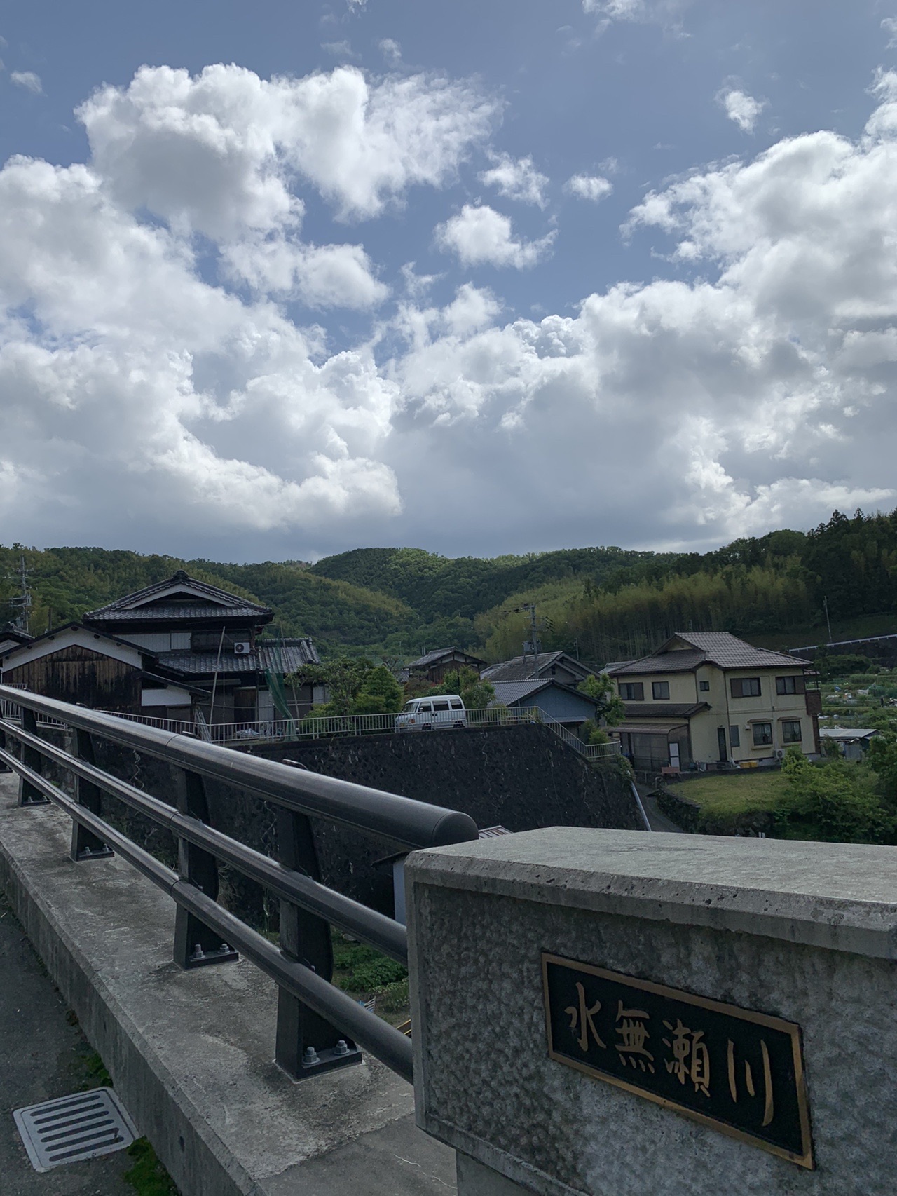 橋の上から見た水無瀬川の流れと、その向こうの入道雲