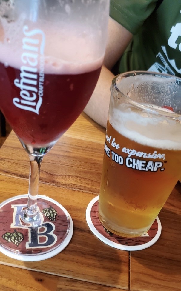 テーブルに並んだビールのグラス2杯。手前のグラスは泡が立っている
