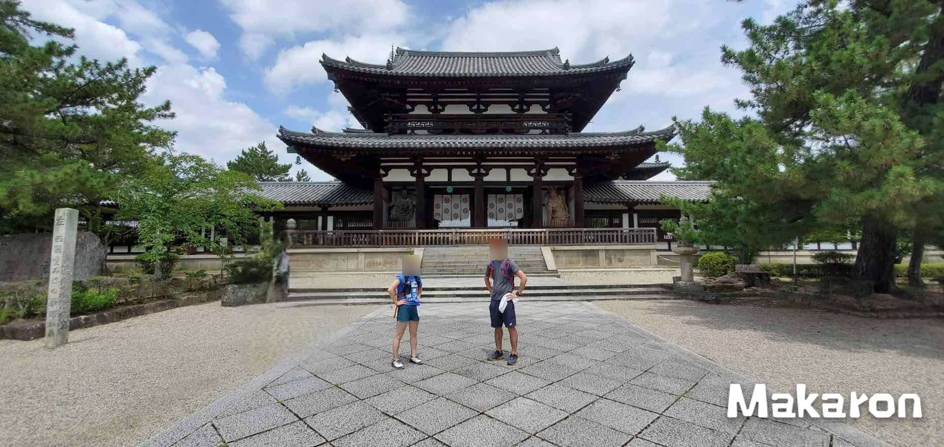 法隆寺の伽藍を背に立つ2人のランナー。プライバシー保護のため顔にぼかしを入れています