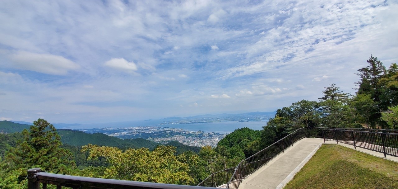 展望所の手すり越しに見える琵琶湖と、遠くの山並み