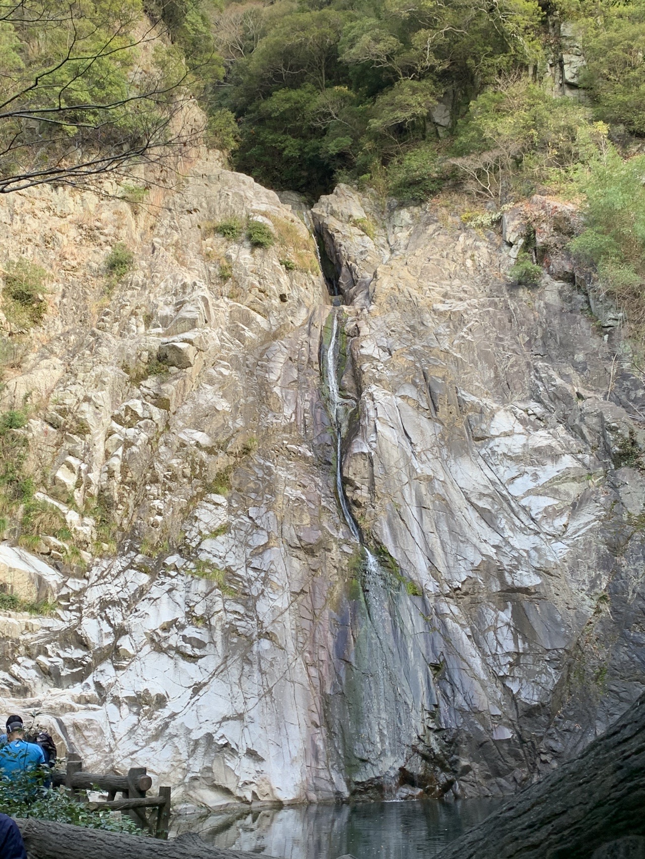 岩壁を流れ落ちる布引雄滝