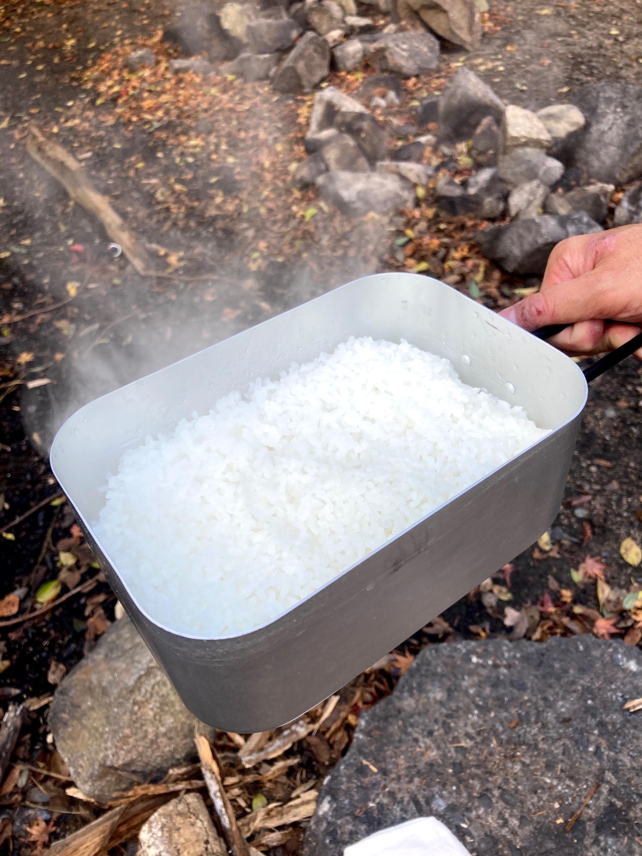 メスティンで炊き上がった白いご飯から湯気が立っている