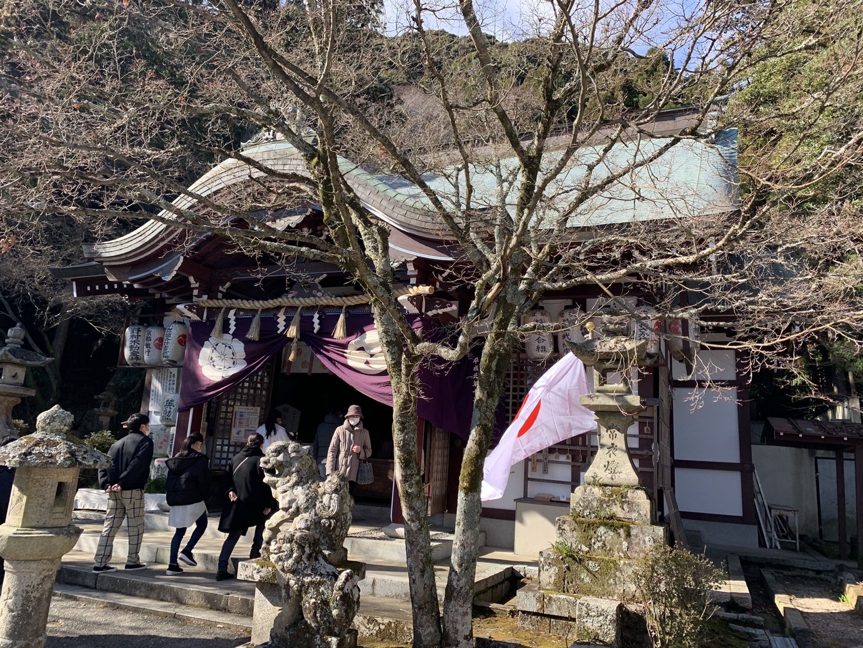 元日の若山神社の社殿と、参拝する人たち