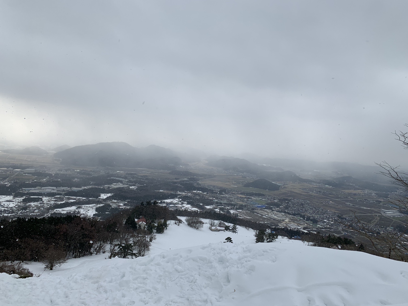 雲に覆われた雪の斜面