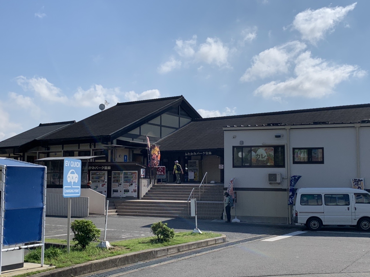 道の駅ふたかみパーク當麻の建物と駐車場
