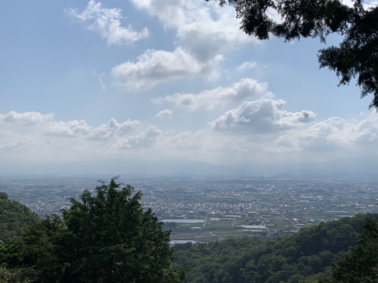 登山道の途中から見下ろす奈良盆地の街並みと雲
