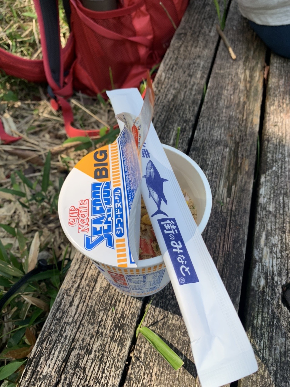 ベンチの上のバーナーとカップ麺