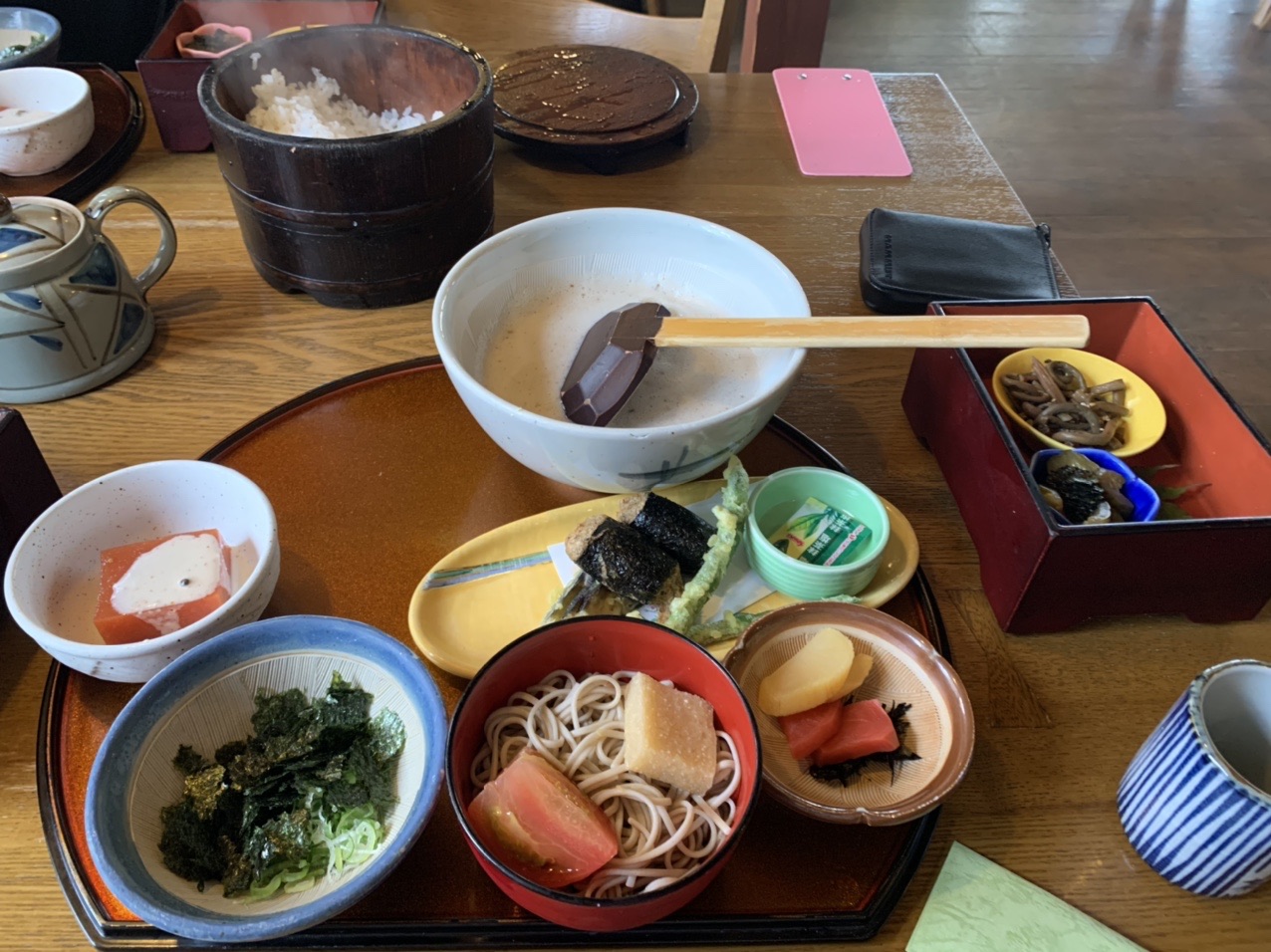自然薯のとろろとご飯、小鉢が並んだ定食