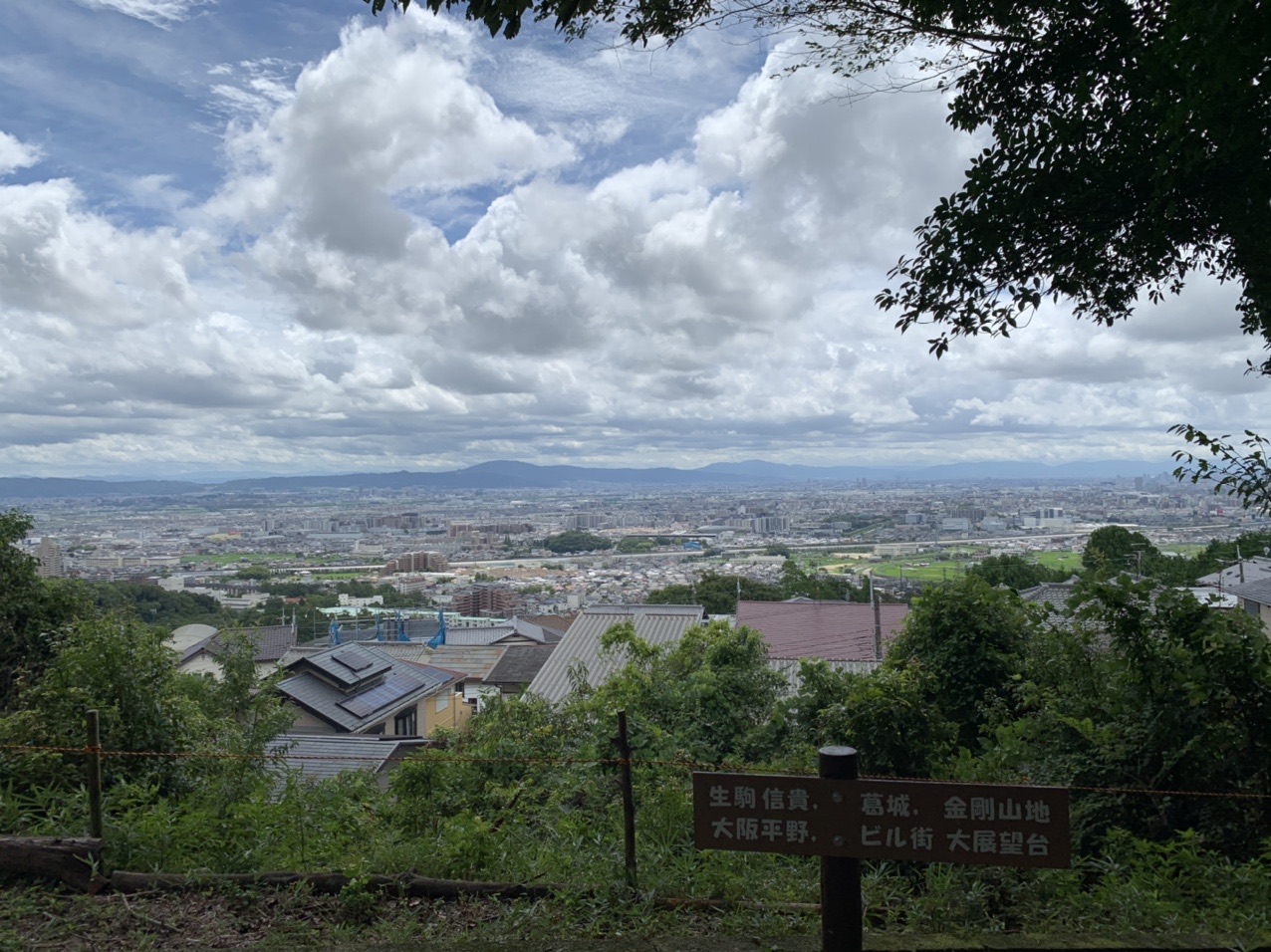 見晴台から見た大阪平野と遠くの山並み、案内板