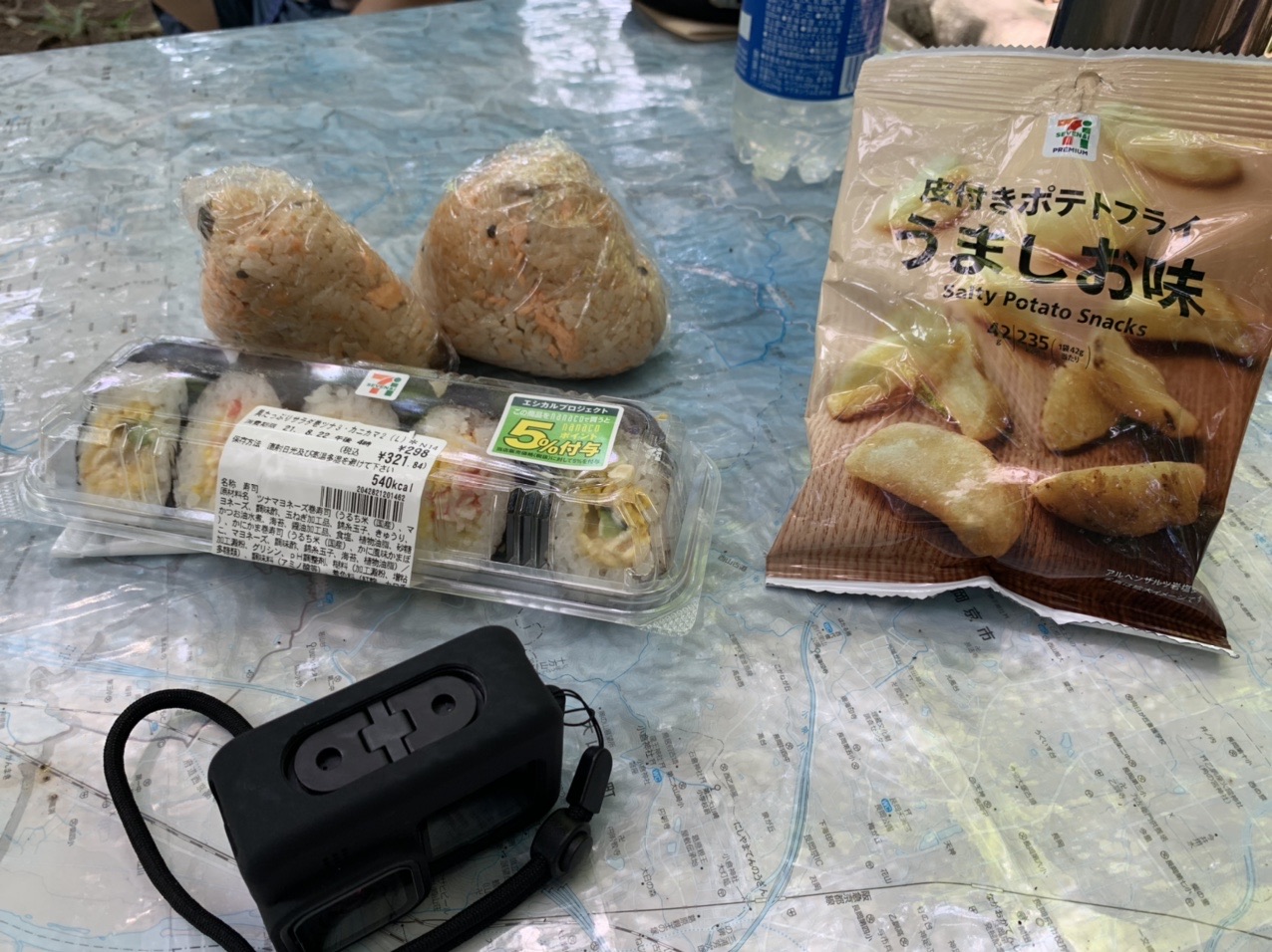 シャケの炊き込みご飯のおにぎりとポテトチップス、GoPro