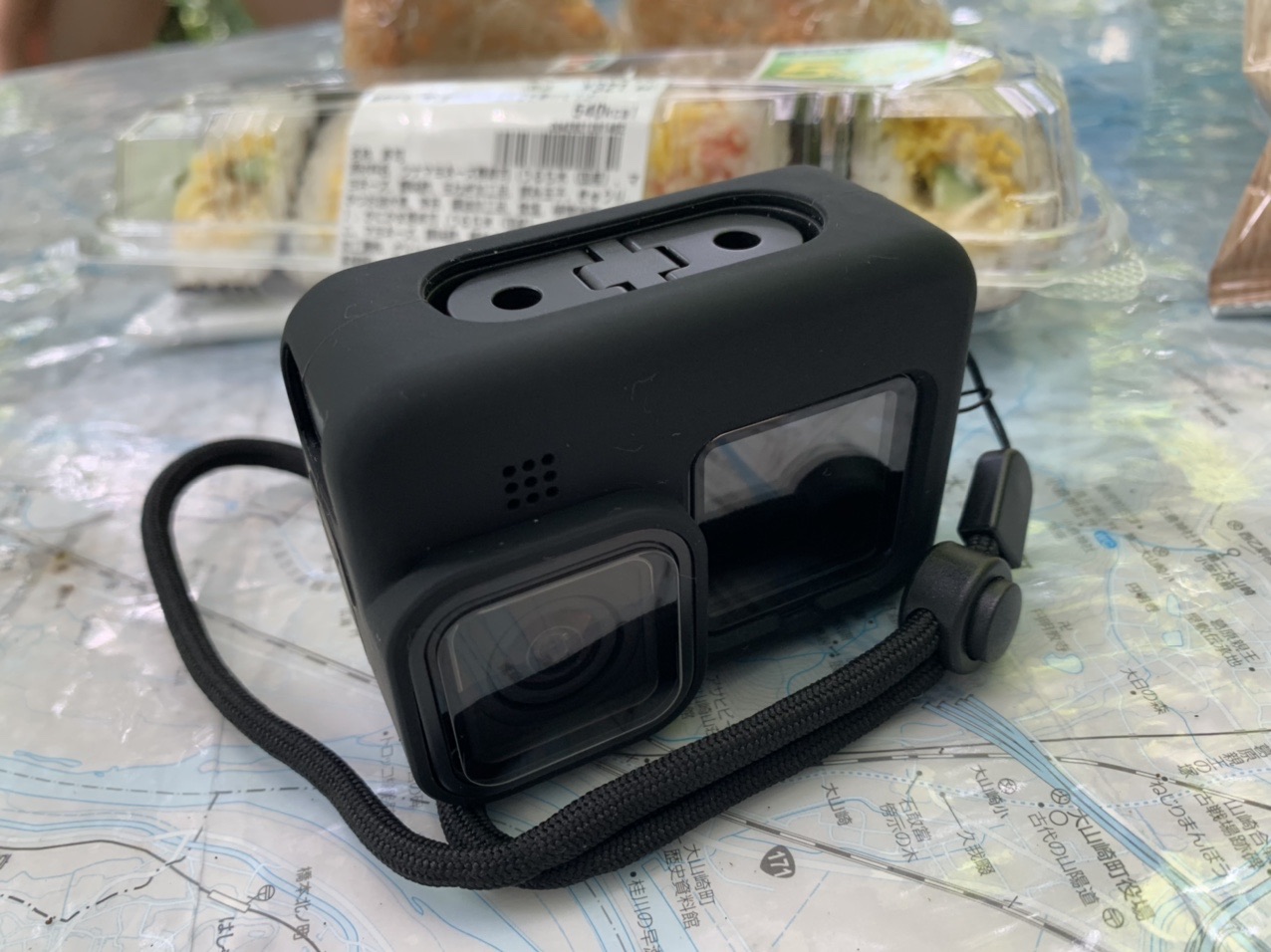 地図の上に置かれたGoPro HERO9