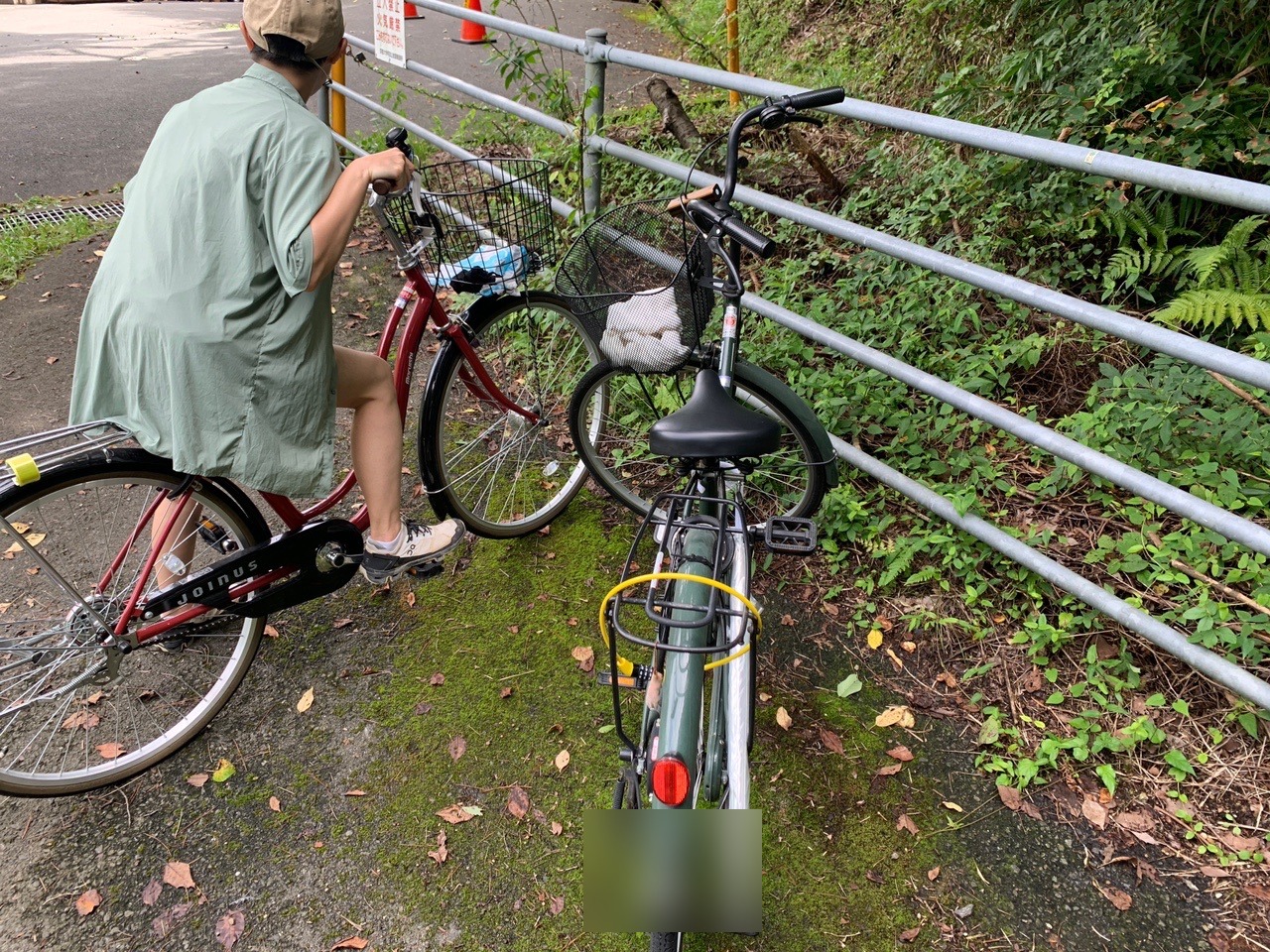 ガードレール脇に停めた2台の自転車