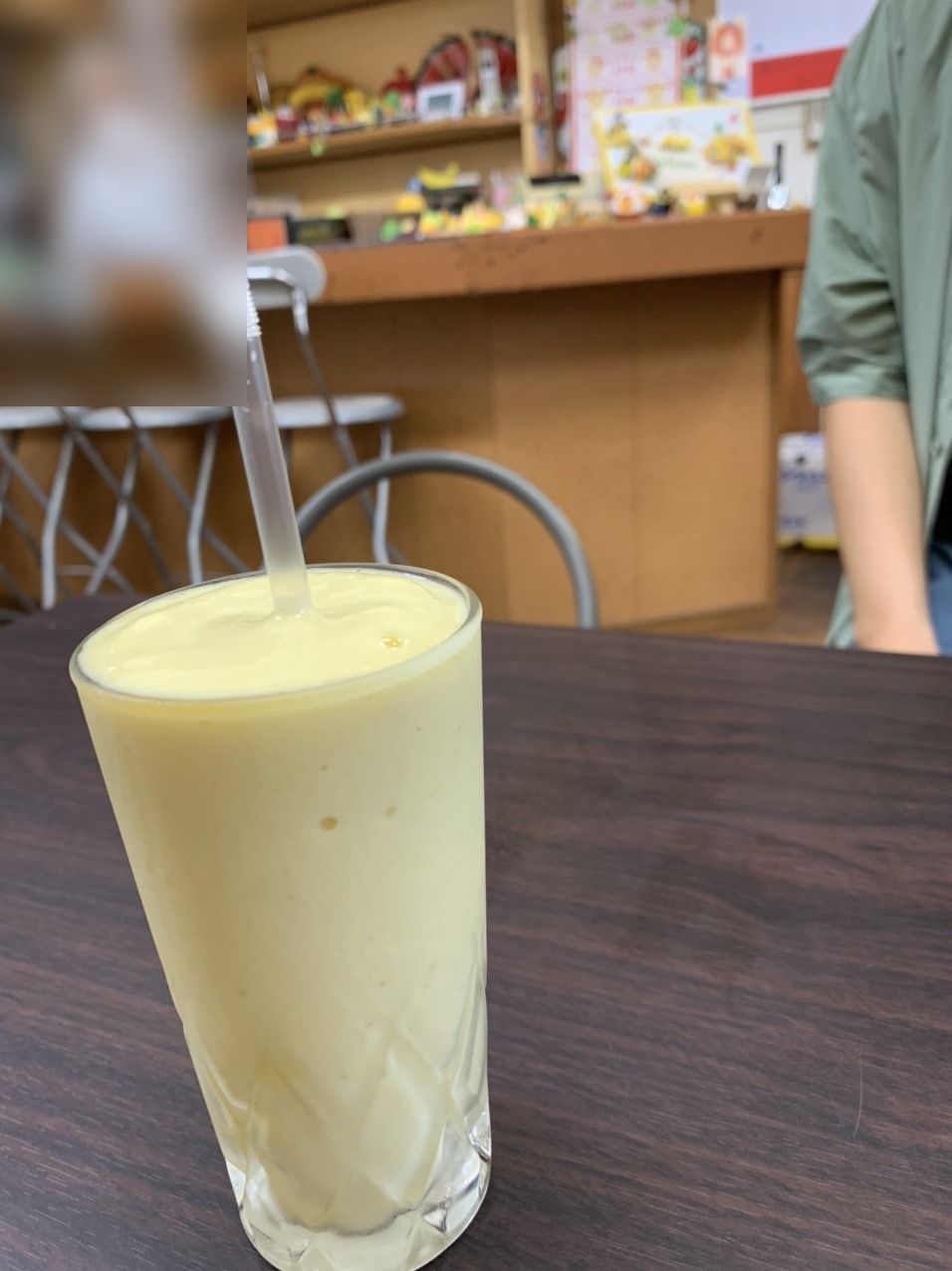 ジュース店のカウンターとテーブルに置かれたミックスジュース