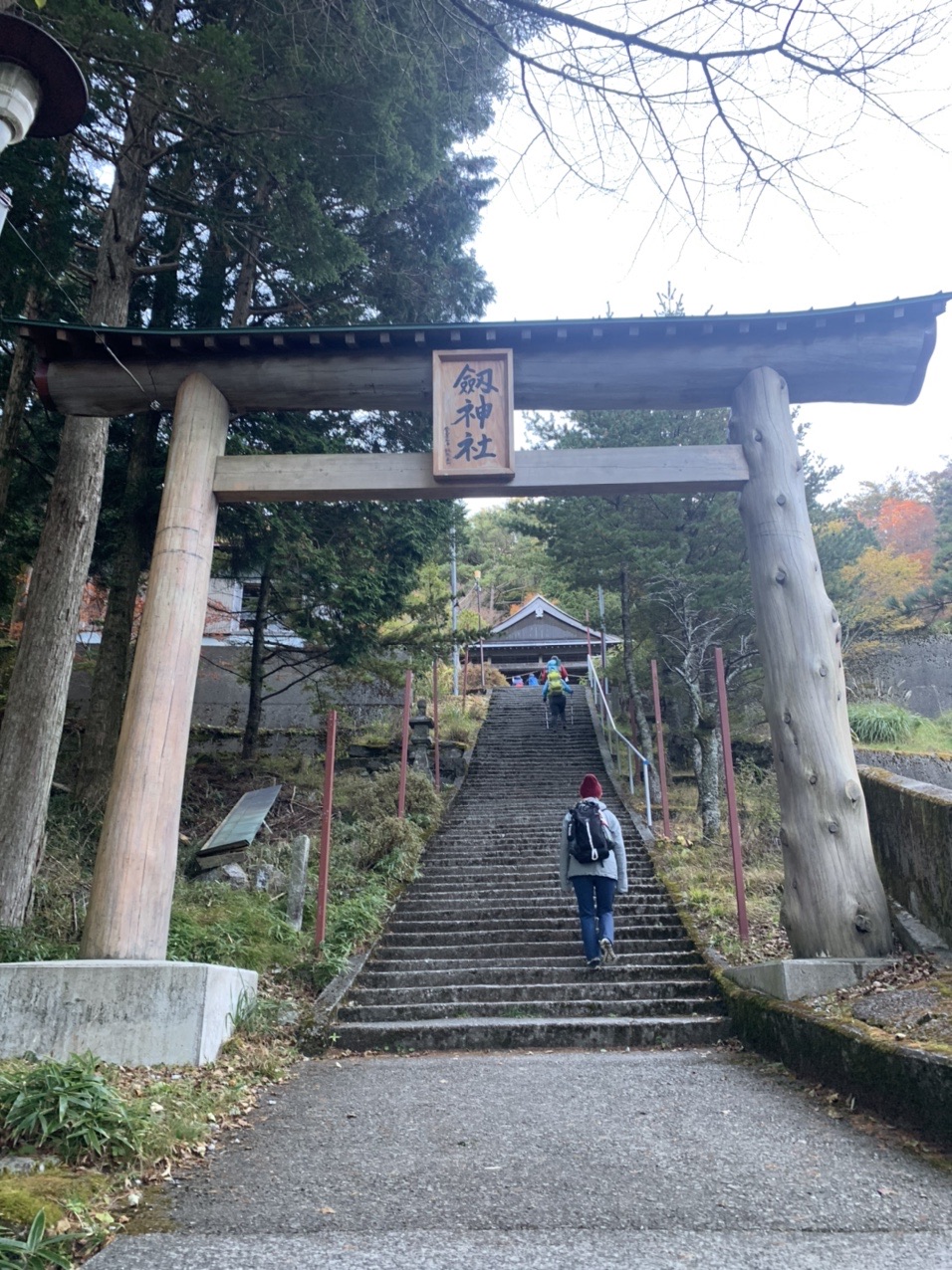 剣山の登山口にある剣神社の鳥居と石段