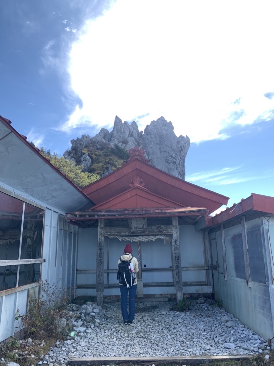 大剣神社の社殿と背後にそびえる御塔石