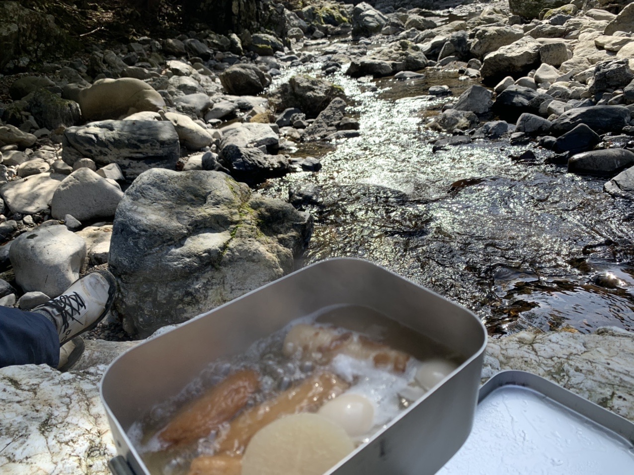 河原で煮るおでん
