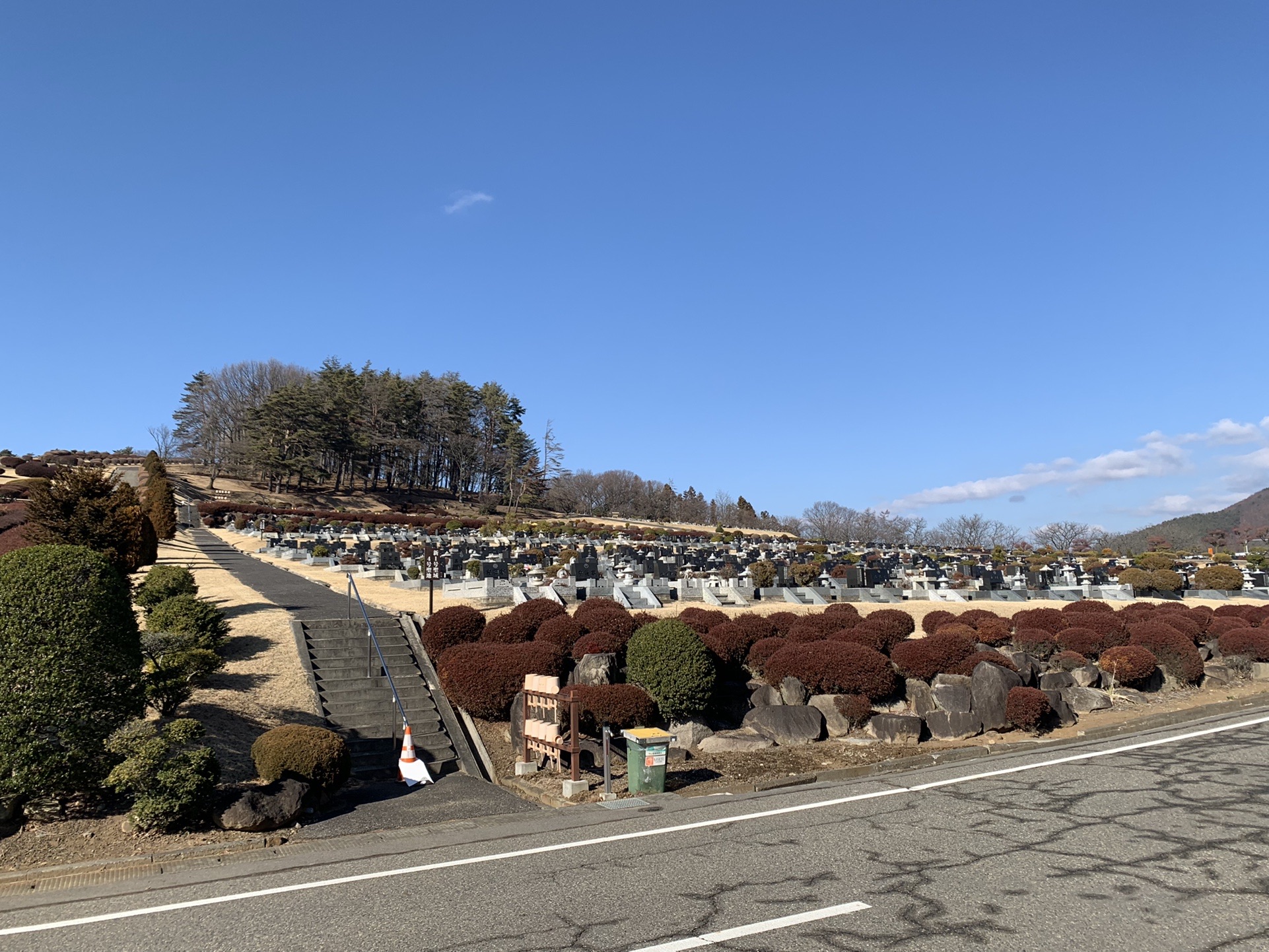 北アルプスを背にした中山霊園