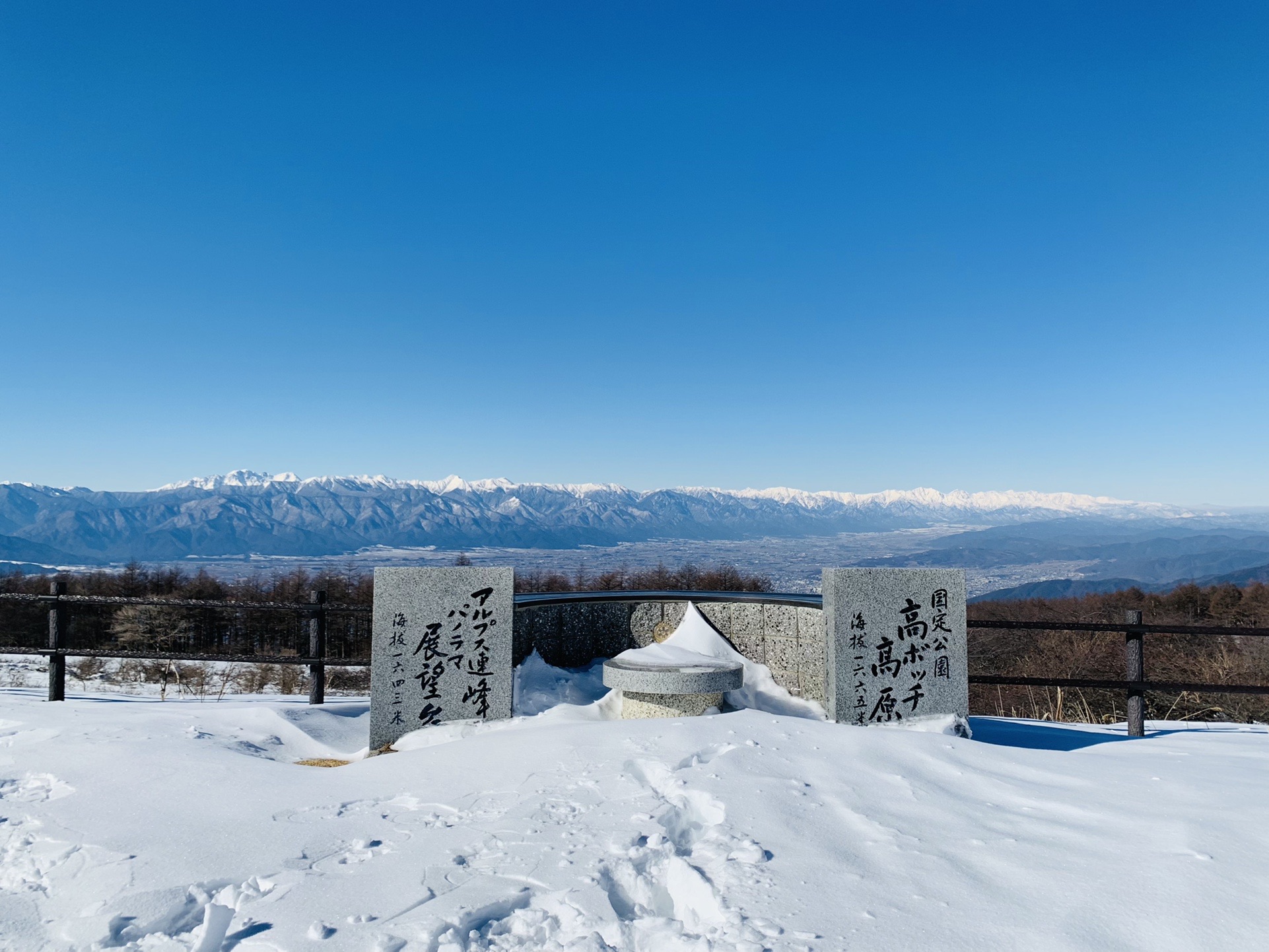 アルプス連峰パノラマ展望台の石碑と北アルプス