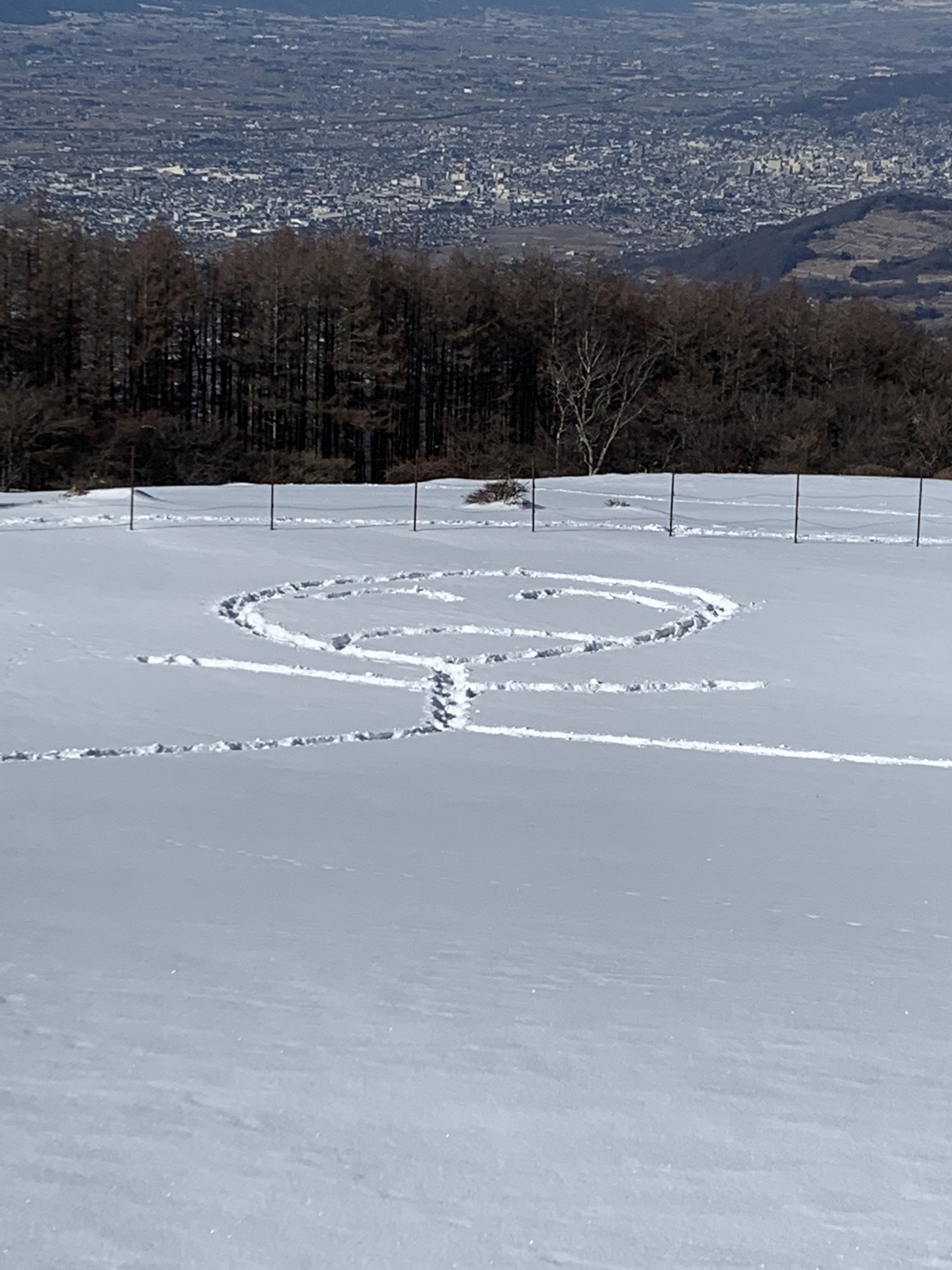 雪の上に描かれた渦巻きの絵