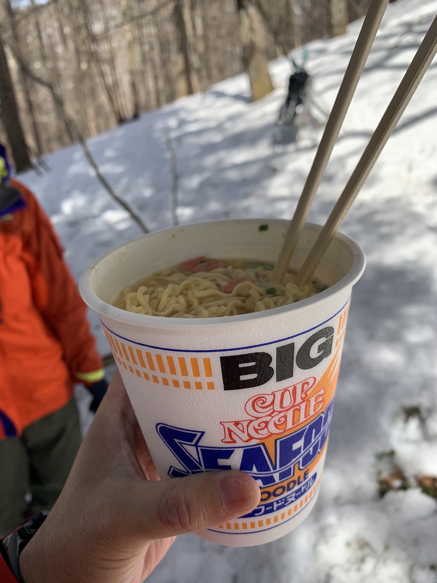 雪山で食べるカップラーメン