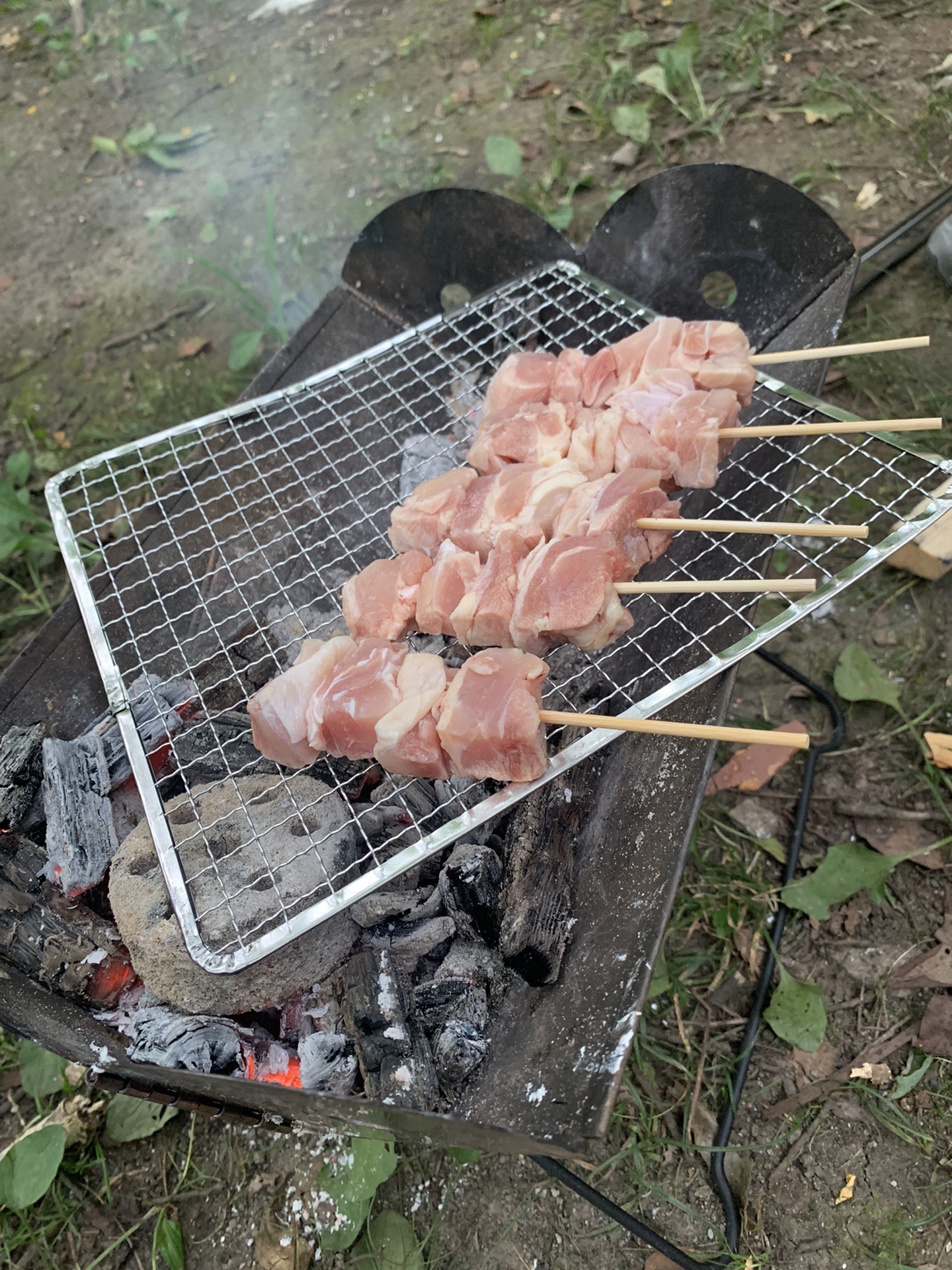 炭火で焼く焼き鳥