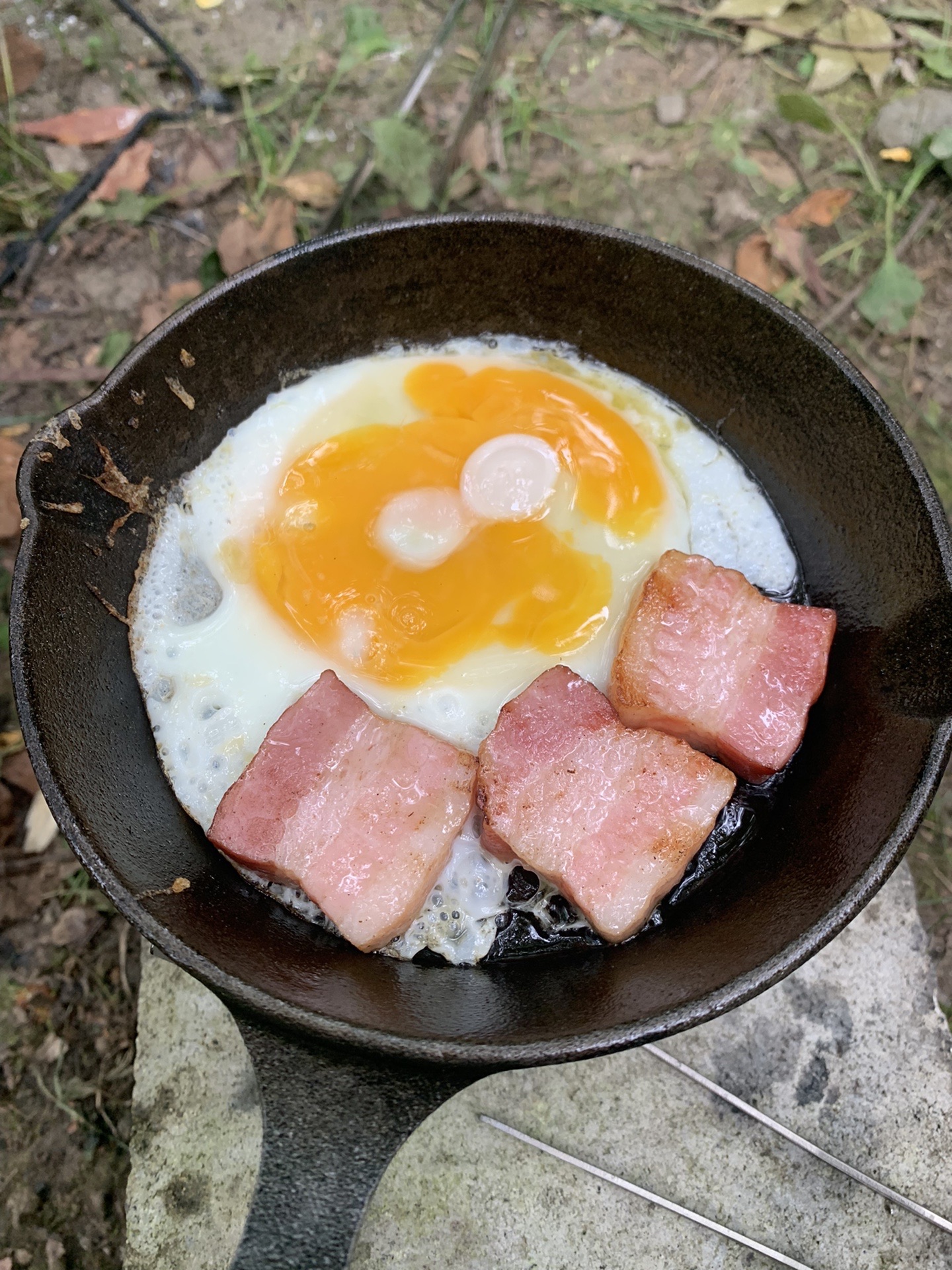 スキレットで作ったベーコンエッグ