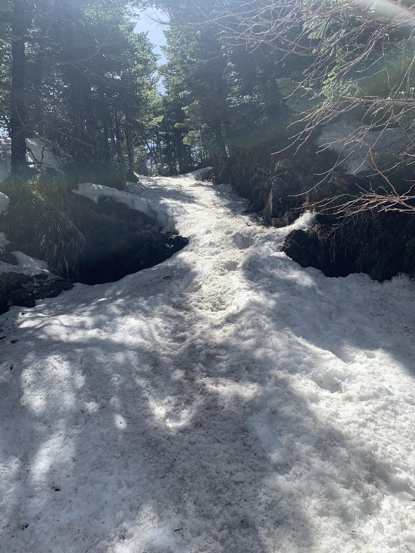 北横岳山頂手前の残雪の急登