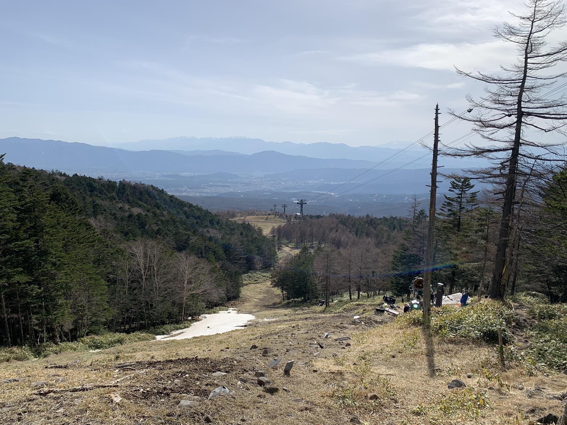 スキー場の斜面を歩いて下山する道