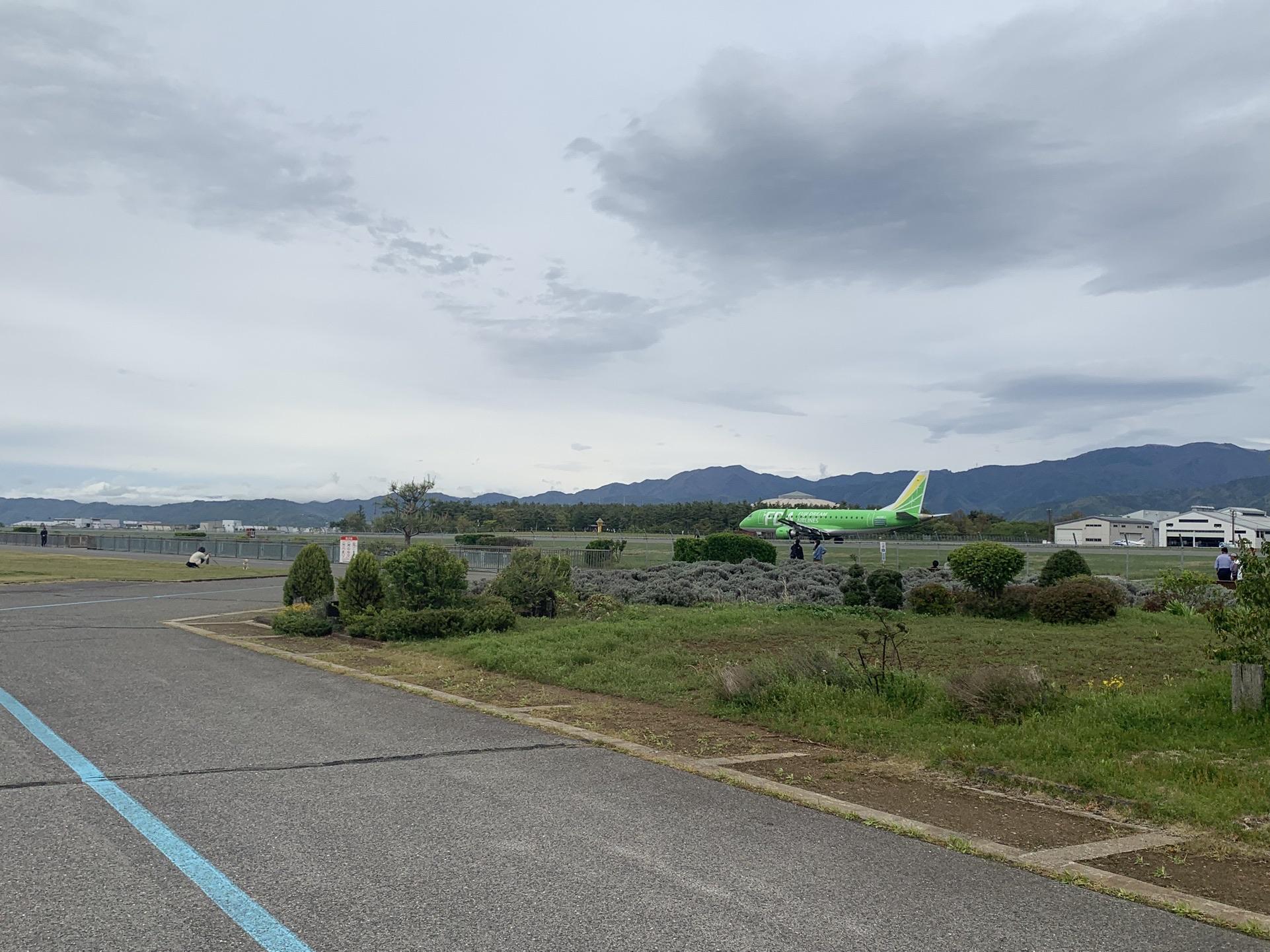 信州まつもと空港の滑走路と駐機している飛行機