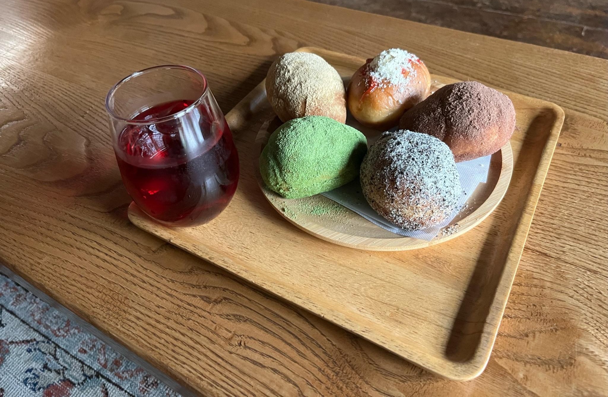 高見石小屋の揚げパンとコケモモジュース