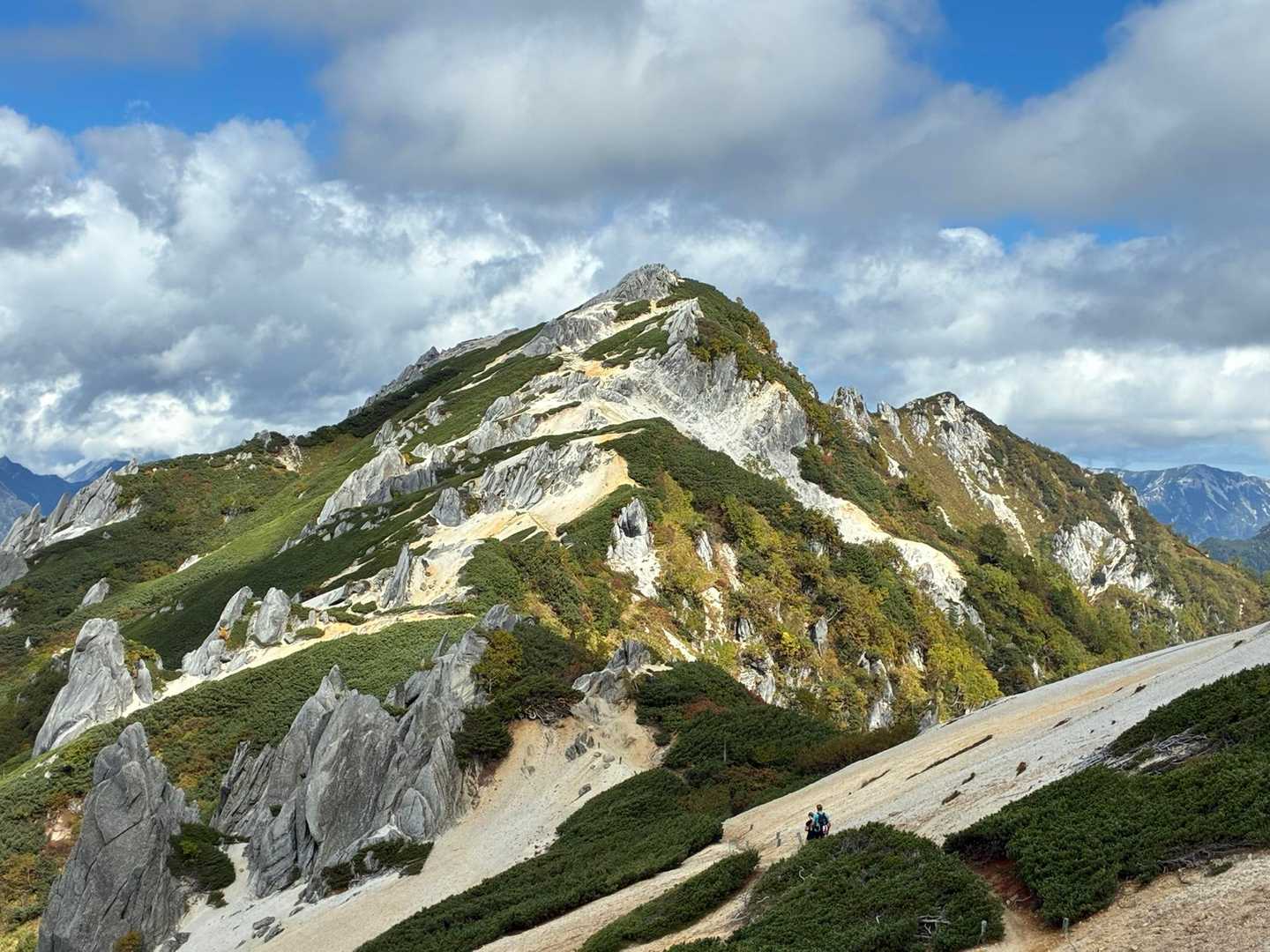燕岳へ続く稜線。白い花崗岩が点在し、緑のハイマツと対照をなしている